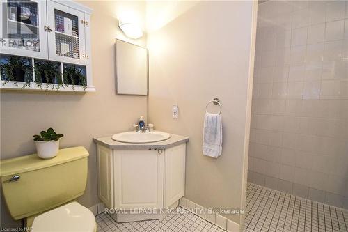 15 Burgess Drive, Grimsby (542 - Grimsby East), ON - Indoor Photo Showing Bathroom