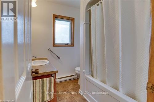 327 South Mill Street, Fort Erie (335 - Ridgeway), ON - Indoor Photo Showing Bathroom