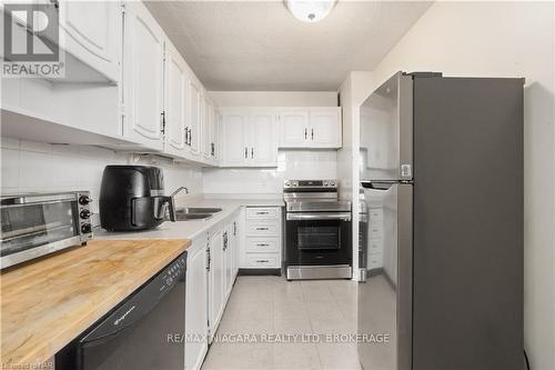 409 - 215 Glenridge Avenue, St. Catharines (461 - Glendale/Glenridge), ON - Indoor Photo Showing Kitchen With Double Sink