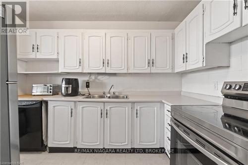 409 - 215 Glenridge Avenue, St. Catharines (461 - Glendale/Glenridge), ON - Indoor Photo Showing Kitchen With Double Sink