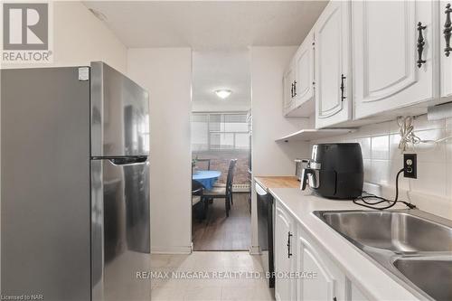 409 - 215 Glenridge Avenue, St. Catharines (461 - Glendale/Glenridge), ON - Indoor Photo Showing Kitchen