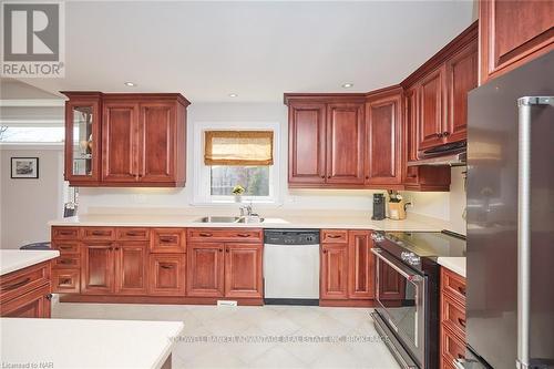 138 Loretta Drive, Niagara-On-The-Lake (108 - Virgil), ON - Indoor Photo Showing Kitchen With Double Sink