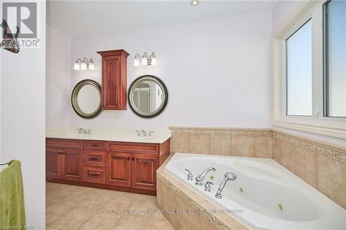 138 Loretta Drive, Niagara-On-The-Lake (108 - Virgil), ON - Indoor Photo Showing Bathroom