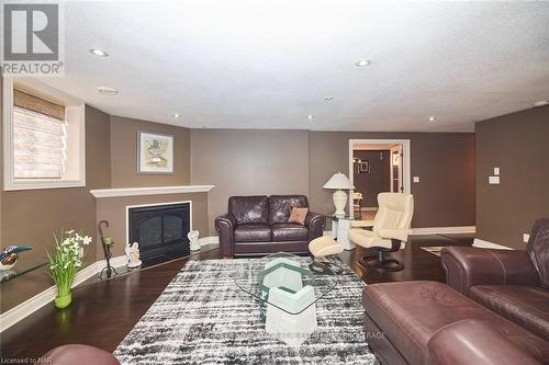 138 Loretta Drive, Niagara-On-The-Lake (108 - Virgil), ON - Indoor Photo Showing Living Room With Fireplace