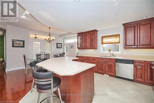 138 Loretta Drive, Niagara-On-The-Lake (108 - Virgil), ON - Indoor Photo Showing Kitchen With Double Sink