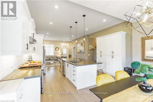 3585 Canfield Crescent, Fort Erie (327 - Black Creek), ON - Indoor Photo Showing Kitchen With Double Sink With Upgraded Kitchen