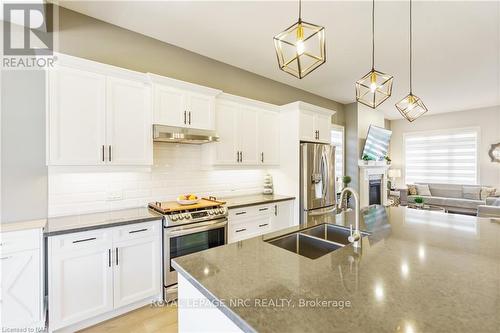 3585 Canfield Crescent, Fort Erie (327 - Black Creek), ON - Indoor Photo Showing Kitchen With Double Sink With Upgraded Kitchen