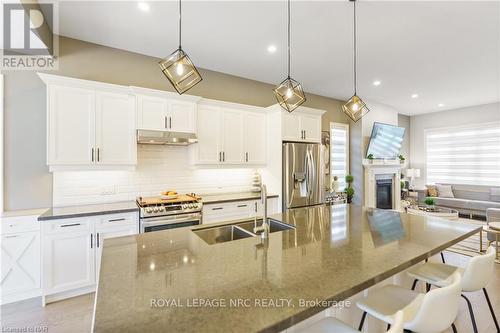 3585 Canfield Crescent, Fort Erie (327 - Black Creek), ON - Indoor Photo Showing Kitchen With Upgraded Kitchen