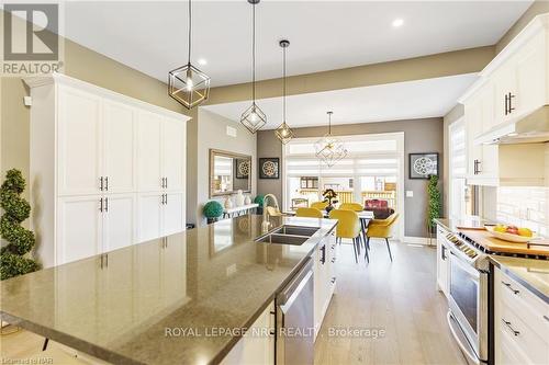 3585 Canfield Crescent, Fort Erie (327 - Black Creek), ON - Indoor Photo Showing Kitchen With Double Sink With Upgraded Kitchen