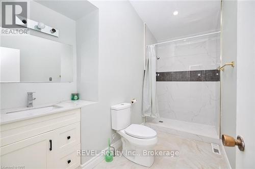 6673 Huggins Street, Niagara Falls (206 - Stamford), ON - Indoor Photo Showing Bathroom