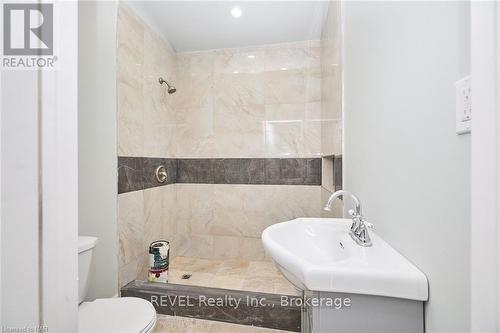 6673 Huggins Street, Niagara Falls (206 - Stamford), ON - Indoor Photo Showing Bathroom