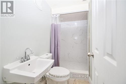 6673 Huggins Street, Niagara Falls (206 - Stamford), ON - Indoor Photo Showing Bathroom