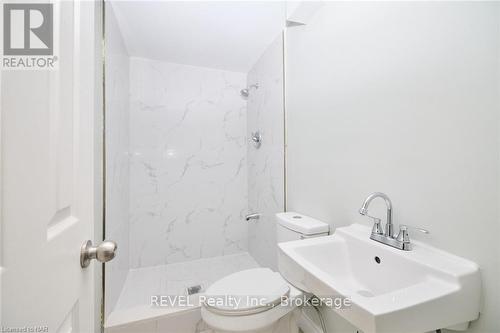 6673 Huggins Street, Niagara Falls (206 - Stamford), ON - Indoor Photo Showing Bathroom