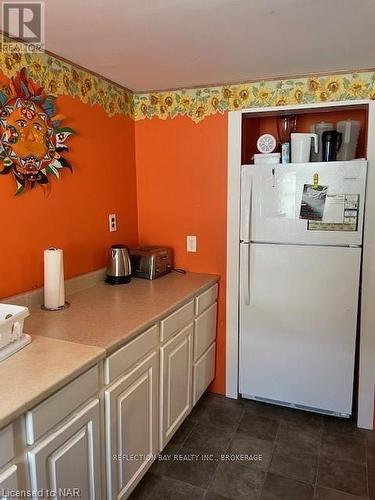 350 Ashwood Avenue, Fort Erie (337 - Crystal Beach), ON - Indoor Photo Showing Kitchen