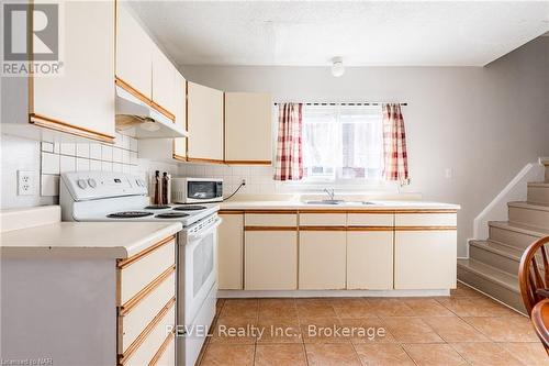 3 Delaware Avenue, St. Catharines (445 - Facer), ON - Indoor Photo Showing Kitchen