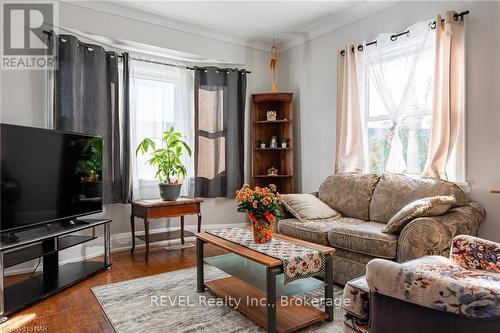 3 Delaware Avenue, St. Catharines (445 - Facer), ON - Indoor Photo Showing Living Room