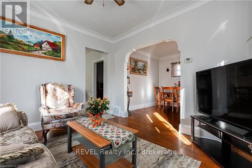 3 Delaware Avenue, St. Catharines (445 - Facer), ON - Indoor Photo Showing Living Room