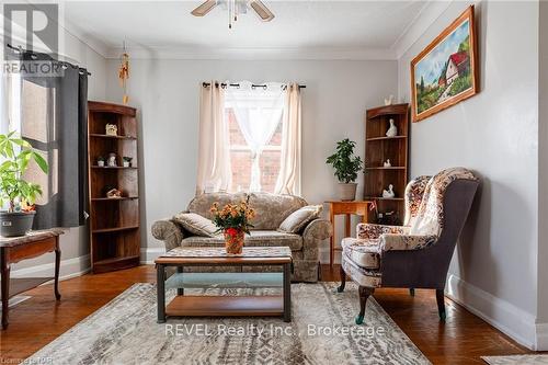 3 Delaware Avenue, St. Catharines (445 - Facer), ON - Indoor Photo Showing Living Room