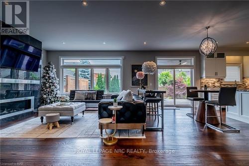 8 Tuscany Court, St. Catharines (453 - Grapeview), ON - Indoor Photo Showing Living Room