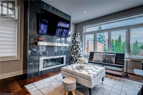 8 Tuscany Court, St. Catharines (453 - Grapeview), ON - Indoor Photo Showing Living Room With Fireplace