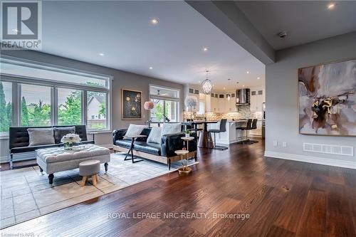 8 Tuscany Court, St. Catharines (453 - Grapeview), ON - Indoor Photo Showing Living Room