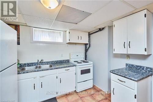 66 Rose Avenue, Thorold (557 - Thorold Downtown), ON - Indoor Photo Showing Kitchen With Double Sink