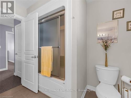 192 Winterberry Boulevard, Thorold (558 - Confederation Heights), ON - Indoor Photo Showing Bathroom