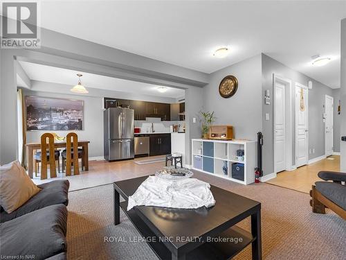 192 Winterberry Boulevard, Thorold (558 - Confederation Heights), ON - Indoor Photo Showing Living Room