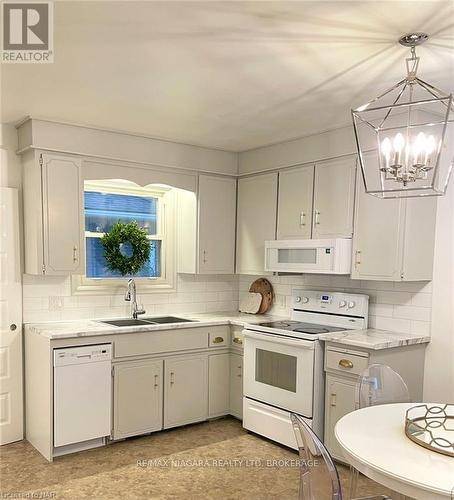 5 Rockdale Avenue, St. Catharines (460 - Burleigh Hill), ON - Indoor Photo Showing Kitchen