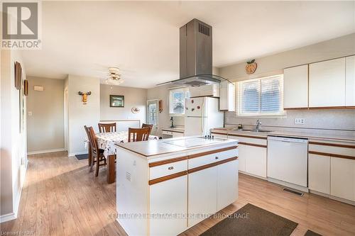 60 Robert Street, Welland (773 - Lincoln/Crowland), ON - Indoor Photo Showing Kitchen