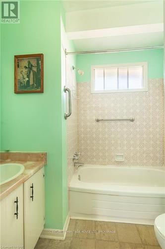 60 Robert Street, Welland (773 - Lincoln/Crowland), ON - Indoor Photo Showing Bathroom