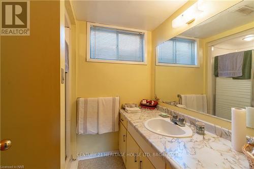 60 Robert Street, Welland (773 - Lincoln/Crowland), ON - Indoor Photo Showing Bathroom