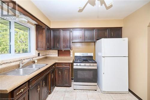 5 Cherrywood Avenue, Pelham (662 - Fonthill), ON - Indoor Photo Showing Kitchen With Double Sink