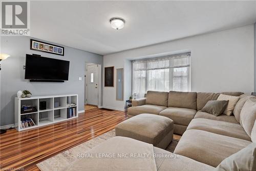 5432 Houck Drive, Niagara Falls (211 - Cherrywood), ON - Indoor Photo Showing Living Room