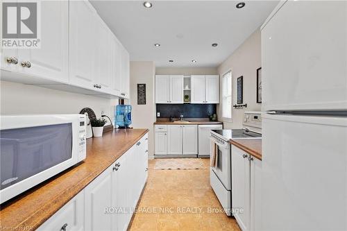 5432 Houck Drive, Niagara Falls (211 - Cherrywood), ON - Indoor Photo Showing Kitchen With Double Sink