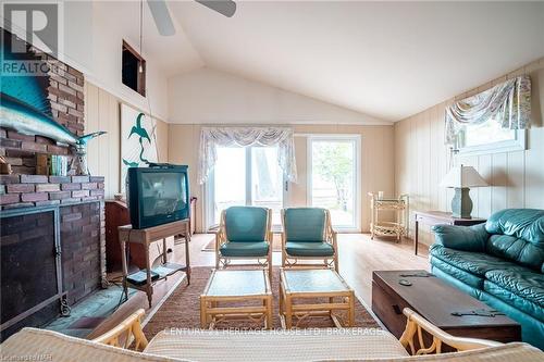 1995 Macdonald Drive, Fort Erie (334 - Crescent Park), ON - Indoor Photo Showing Living Room With Fireplace