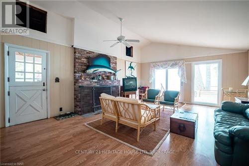 1995 Macdonald Drive, Fort Erie (334 - Crescent Park), ON - Indoor Photo Showing Living Room