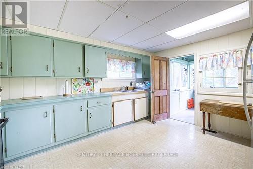 1995 Macdonald Drive, Fort Erie (334 - Crescent Park), ON - Indoor Photo Showing Kitchen With Double Sink