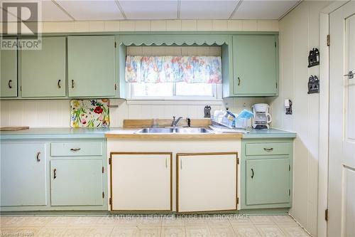 1995 Macdonald Drive, Fort Erie (334 - Crescent Park), ON - Indoor Photo Showing Kitchen With Double Sink