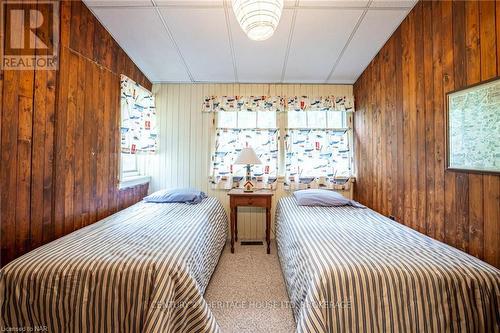 1995 Macdonald Drive, Fort Erie (334 - Crescent Park), ON - Indoor Photo Showing Bedroom