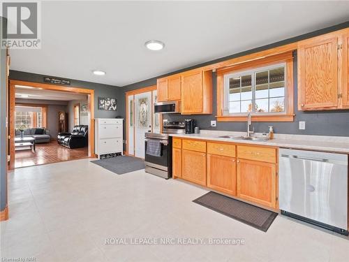 4426 Netherby Road, Fort Erie (224 - Lyons Creek), ON - Indoor Photo Showing Kitchen With Double Sink