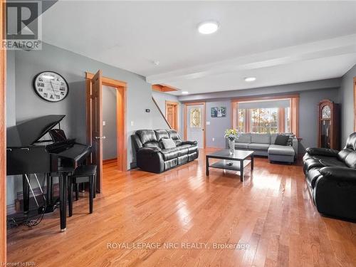 4426 Netherby Road, Fort Erie (224 - Lyons Creek), ON - Indoor Photo Showing Living Room