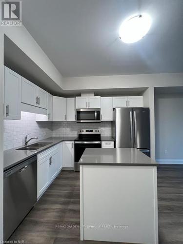 408 - 118 Summersides Boulevard, Pelham (662 - Fonthill), ON - Indoor Photo Showing Kitchen With Double Sink