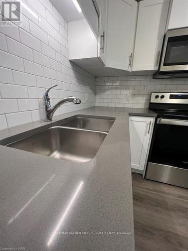 408 - 118 Summersides Boulevard, Pelham (662 - Fonthill), ON - Indoor Photo Showing Kitchen With Double Sink