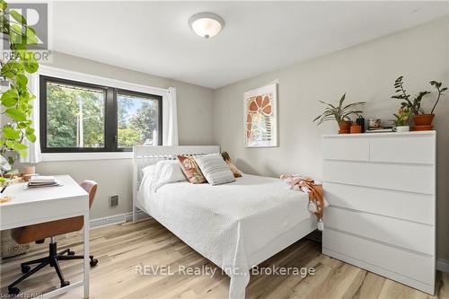 2978 St. Paul Avenue, Niagara Falls (205 - Church'S Lane), ON - Indoor Photo Showing Bedroom