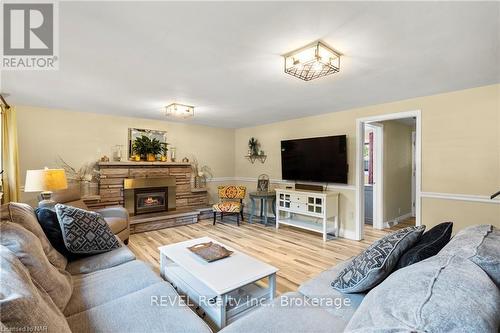 2978 St. Paul Avenue, Niagara Falls (205 - Church'S Lane), ON - Indoor Photo Showing Living Room With Fireplace