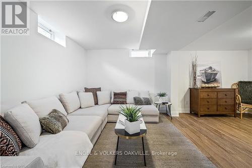 625 Charlotte Street, Niagara-On-The-Lake (101 - Town), ON - Indoor Photo Showing Living Room