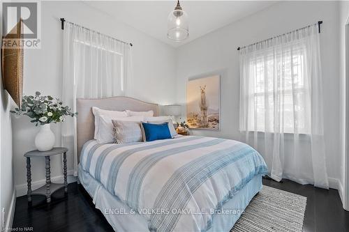 625 Charlotte Street, Niagara-On-The-Lake (101 - Town), ON - Indoor Photo Showing Bedroom