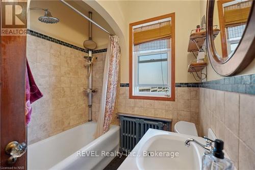 208 North Street, Fort Erie (332 - Central), ON - Indoor Photo Showing Bathroom