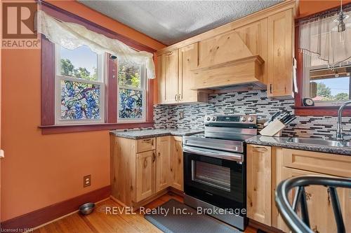 208 North Street, Fort Erie (332 - Central), ON - Indoor Photo Showing Kitchen